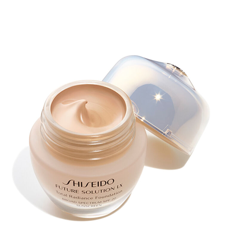 SHISEIDO - FUTURE SOLUTION LX TOTAL RADIANCE FOUNDATION SPF20 - Cildi Aydınlık Gösteren Yaşlanmaya Karşı Direnç Kazandıran Fondöten SPF 15