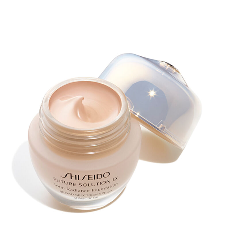 SHISEIDO - FUTURE SOLUTION LX TOTAL RADIANCE FOUNDATION SPF20 - Cildi Aydınlık Gösteren Yaşlanmaya Karşı Direnç Kazandıran Fondöten SPF 15