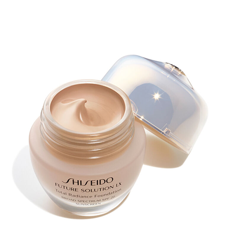 SHISEIDO - FUTURE SOLUTION LX TOTAL RADIANCE FOUNDATION SPF20 - Cildi Aydınlık Gösteren Yaşlanmaya Karşı Direnç Kazandıran Fondöten SPF 15