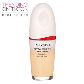 SHISEIDO - REVITALESSENCE SKIN GLOW FOUNDATION SPF 30 PA+++ - Fermente Kefir + ve Niasinamid İçeren, Cilt Bakım Etkili, Anında Parlaklık Veren, Nemli Bitişli, Orta Kapatıcılığa Sahip Fondöten