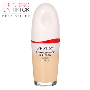 SHISEIDO - REVITALESSENCE SKIN GLOW FOUNDATION SPF 30 PA+++ - Fermente Kefir + ve Niasinamid İçeren, Cilt Bakım Etkili, Anında Parlaklık Veren, Nemli Bitişli, Orta Kapatıcılığa Sahip Fondöten