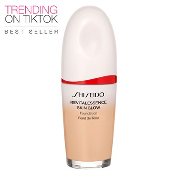 SHISEIDO - REVITALESSENCE SKIN GLOW FOUNDATION SPF 30 PA+++ - Fermente Kefir + ve Niasinamid İçeren, Cilt Bakım Etkili, Anında Parlaklık Veren, Nemli Bitişli, Orta Kapatıcılığa Sahip Fondöten