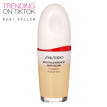 SHISEIDO - REVITALESSENCE SKIN GLOW FOUNDATION SPF 30 PA+++ - Fermente Kefir + ve Niasinamid İçeren, Cilt Bakım Etkili, Anında Parlaklık Veren, Nemli Bitişli, Orta Kapatıcılığa Sahip Fondöten