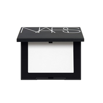 NARS - LIGHT REFLECTING PRESSED SETTING POWDER - Aydınlatıcı Etkili Transparan Sıkıştırılmış Pudra